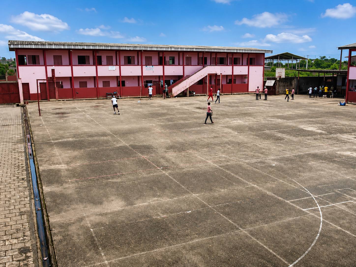 La cour du Collège BAHO et son terrain multisports