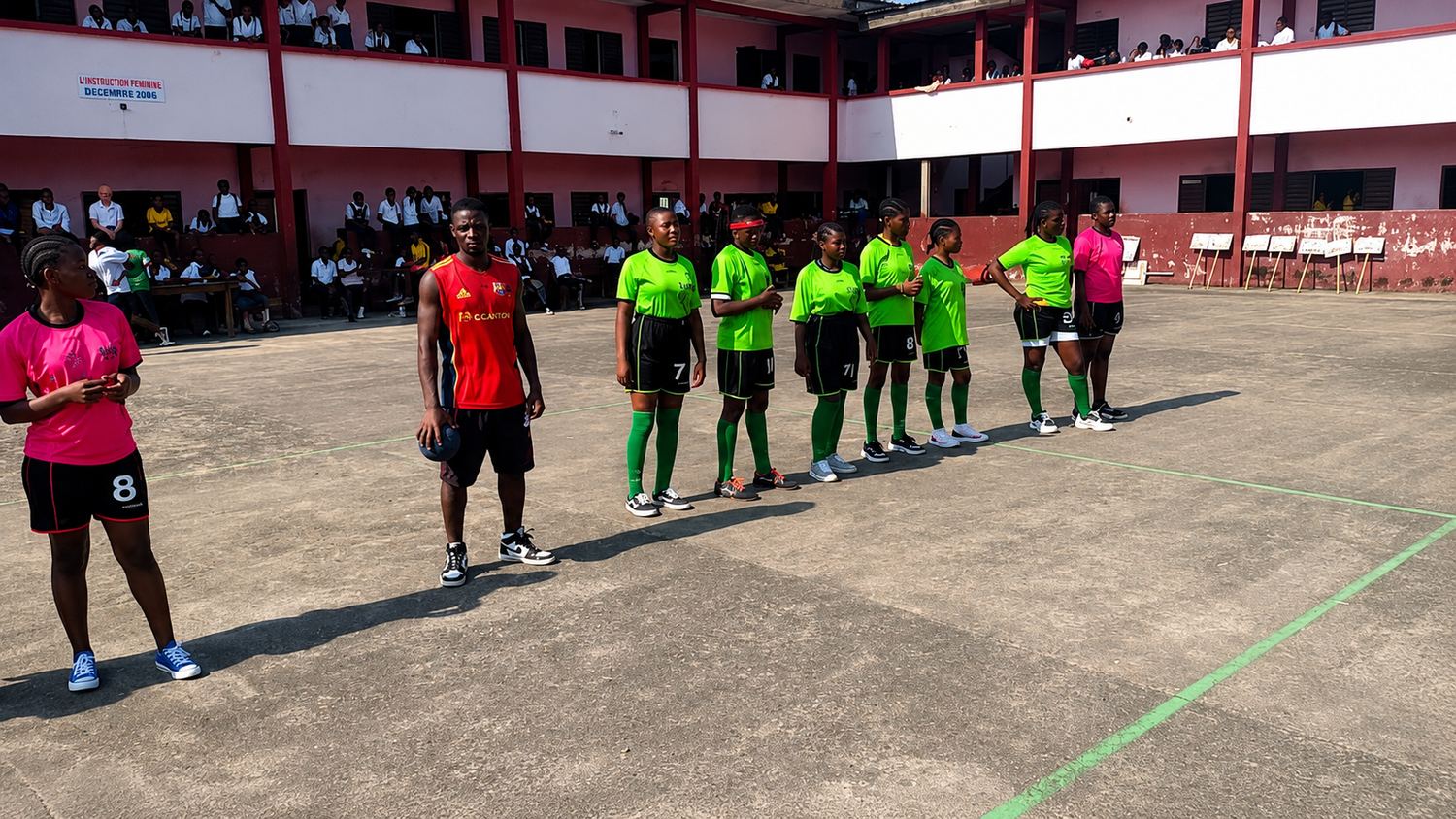 Deux équipes alignées avant un match de handball au Collège BAHO