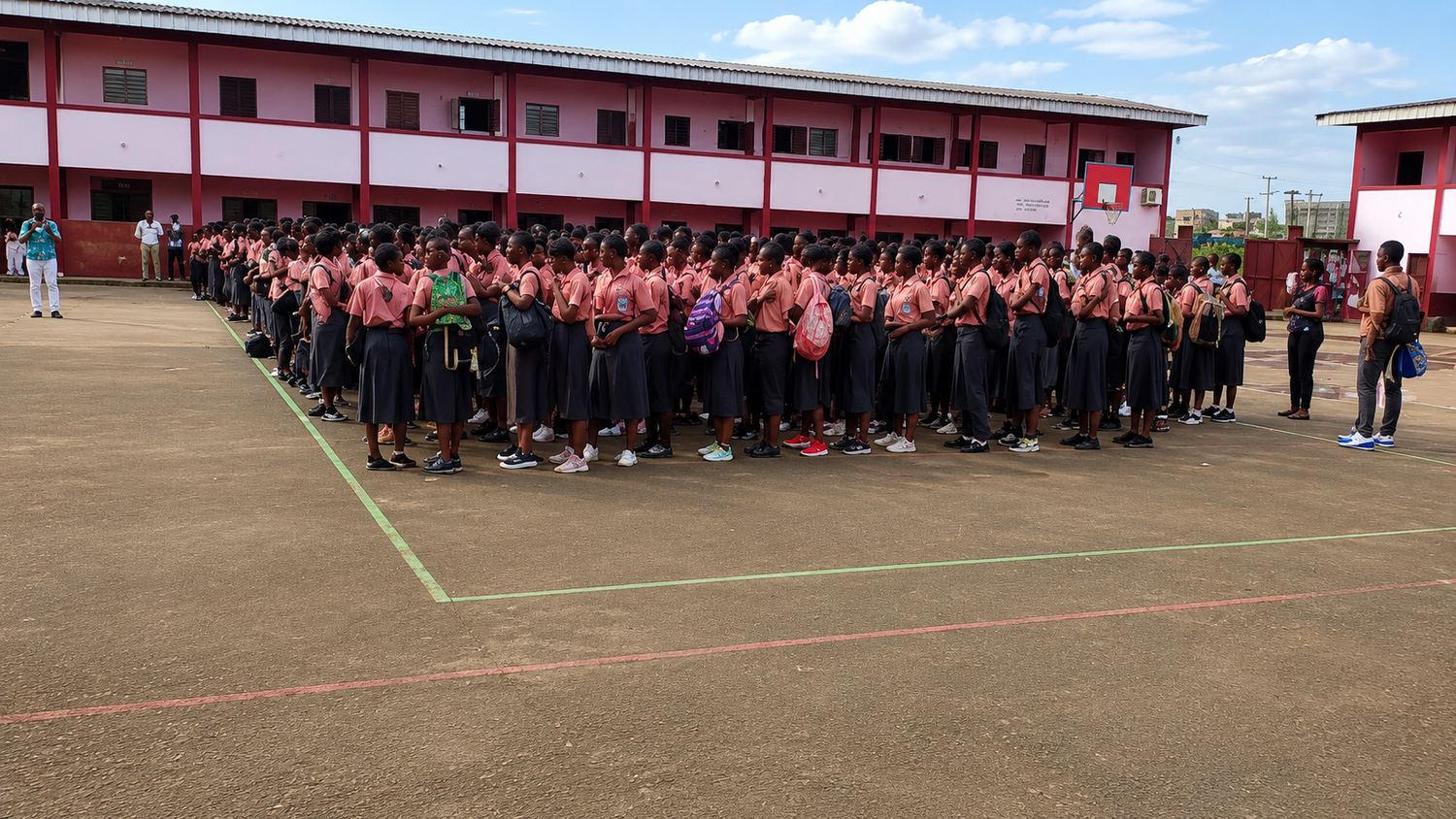 Élèves du Collège BAHO en uniforme lors du rassemblement